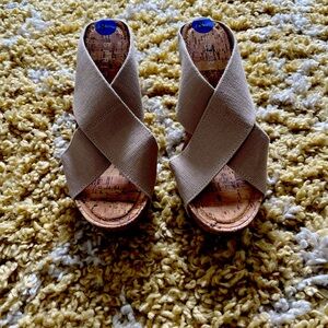 Esprit size 8.5 beige platform sandals